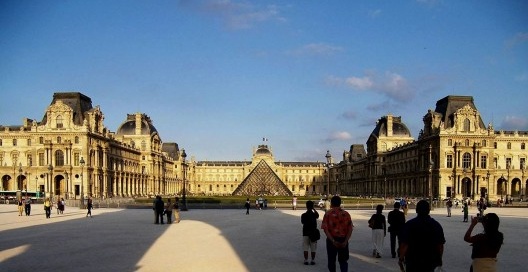 Palácio do Louvre, Paris, com a pirâmide de vidro de Ieoh Ming Pei, 2006
