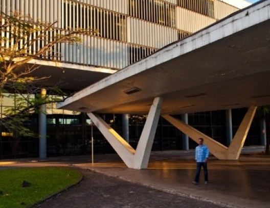 Elementos de apoio inclinados. Marquise do parque Ibirapuera, Sâo Paulo, 1951-54. Oscar Niemeyer