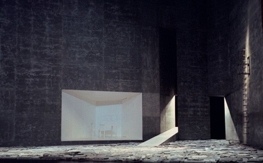 Espetáculo “Vermelhos, Negros e Ignorantes”, 1998, Teatro Nacional São João, Porto. Cenografia de João Mendes Ribeiro