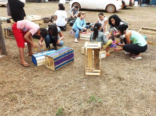 01. Atividade educativa de construção de mobiliário conduzida durante o Seminário Nacional de Escritórios Modelos de Arquitetura e Urbanismo – SeNEMAU entre 20 e 27 de junho de 2016 em Cuiabá