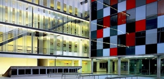 Faculdade de Arquitetura, Arte e Desenho da Universidade Diego Portales, Santiago do Chile. Arquiteto Ricardo Abuauad