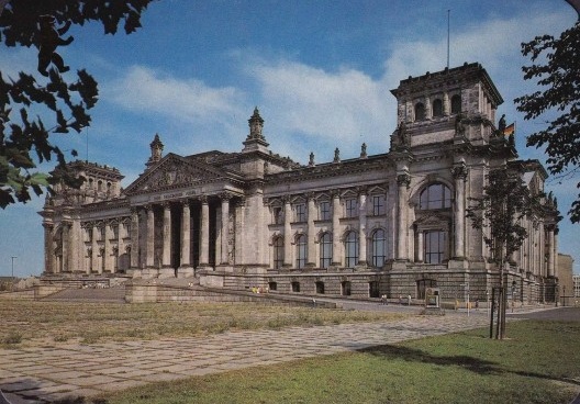 Cartão postal do Reichstag sem a claraboia de vidro destruída na guerra e anterior à intervenção de Norman Foster, Berlim