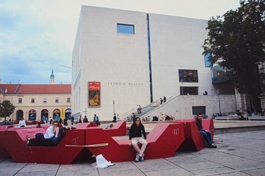 Bancos Enzo instalados no pátio do MuseumQuartier, em Viena, Áustria