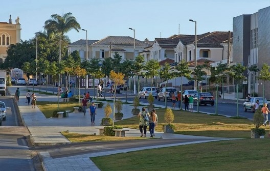 Praça da Avenida Antônio Carlos, valorização arquitetônica e urbanística da área central, Araxá, 2013. Gustavo Penna Arquiteto & Associados