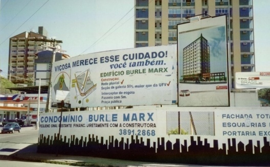 Out door colocado após a segunda vez que a obra causou uma enorme rachadura na principal avenida da cidade, e após laudos técnicos acusarem a má qualidade das fundações