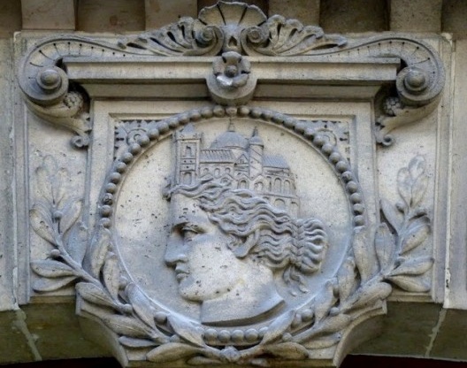 Medalhão da Sociedade Central dos Arquitetos Franceses. Edifício projetado e habitado até 1860 pelo arquiteto Adolphe Lance