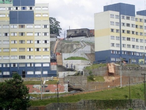 Obras de arrimo para implantar os edifícios habitacionais