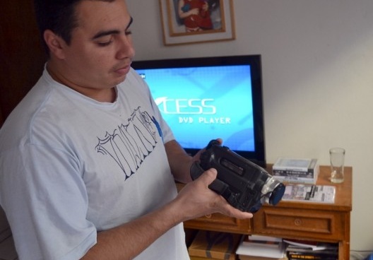 Djan Ivson Silva com a máquina que ele usa para capturar as imagens dos filmes que produz
