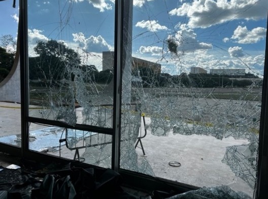 Praça dos Três Poderes e seus palácios após os atentados de 8 de janeiro de 2023