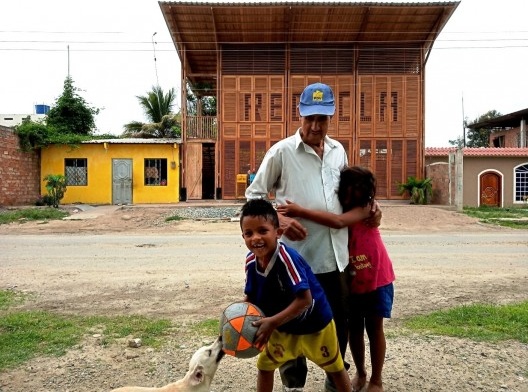 Moradores locais diante do projeto La Comuna, Huaquillas, Equador, janeiro 2019 Foto Oscar Eduardo Preciado Velasquez