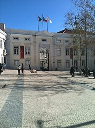 Pateo em frente a Igreja de São Roque em Lisboa