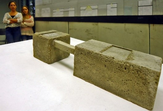 Análise projetual, maquete-ideia, Galeria Leme, Paulo Mendes da Rocha, Brasil, 2012. Alunos M. Eduarda, N. Cruz, R. Vieira, T. Villar e L. Gaspar, segundo semestre de 2013