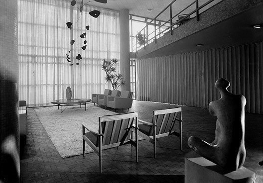 Sede do IAB/SP, salão com pé-direito duplo e mezanino com móbile Viúva Negra, de autoria de Alexander Calder; e, à direita, escultura “atribuída” a Bruno Giorgi