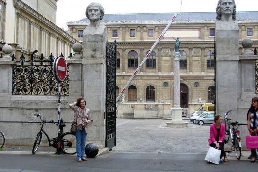 Silvia Palazzi Zakia na entrada da Escola de Belas Artes de Paris