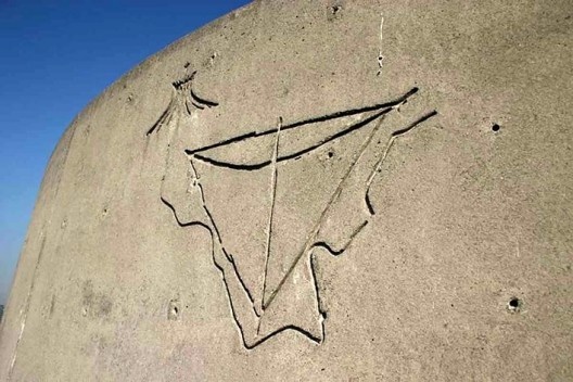 Detalhe do baixo relevo com o Plano de Brasília de Lúcio Costa e a Catedral de Oscar Niemeyer. Edifício Cepal, Santiago do Chile, Arquiteto Emilio Duhart.