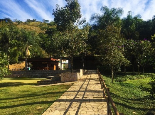 Descrição: Rampa de acesso ao Centro de memória e o restaurante, localizados na entrada do parque, antes do início do percurso das ruínas