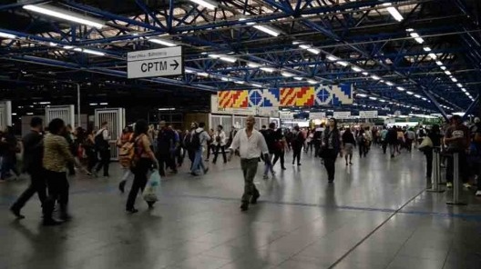 Bandeira/fronteira instalada no Terminal Intermodal Barra Funda de São Paulo