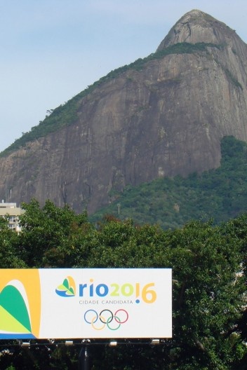 Placas promovendo a candidatura do Rio de Janeiro aos Jogos Olímpicos de 2016 e Morro dois Irmãos, atrás. 2009