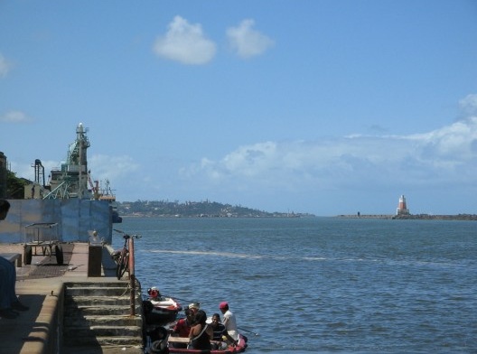 Cais do Marco Zero, Recife, vendo, ao fundo, Olinda