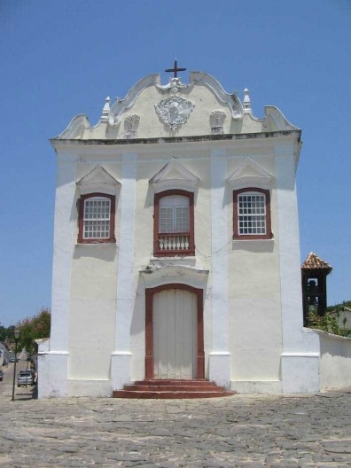 Igreja de Nossa Senhora da Boa Morte com seu campanário e jardim lateral