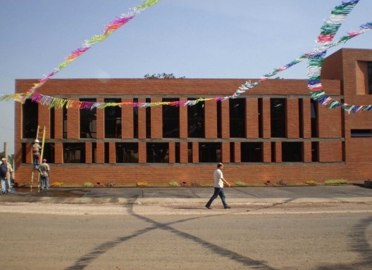 Cootrapar – cooperativa de trabajadores de aceros del paraguay. Exterior, diafragma cerâmico. Arq. Luis Alberto Elgue y Arq. Cynthia Solis Patri. Villa Hayes, Paraguay. 2007 – 2008.