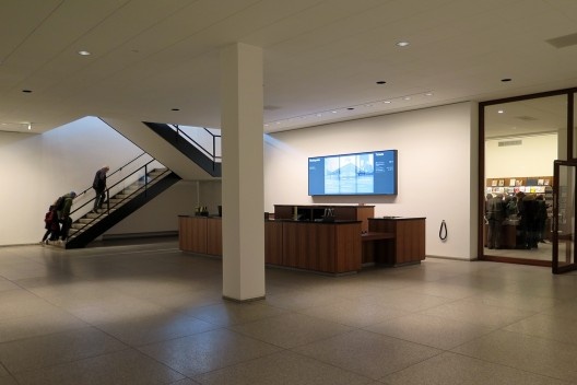 A restauração do espaço projetado por Mies no subsolo (Treppenhalle) e a nova locação da loja do museu
