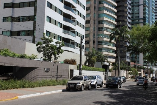 A cidade excludente: muros, cercas, portões, guaritas e calçadas vazias