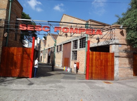 SESC Pompeia visto da rua