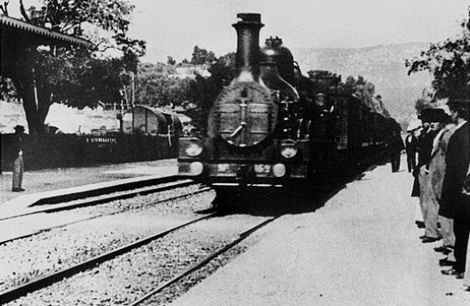 Fotograma de L'arrivée d'un train en gare de La Ciotat, direção de Auguste Lumière e Louis Lumière, 1896, 50 segundos, considerado primeiro filme do cinema