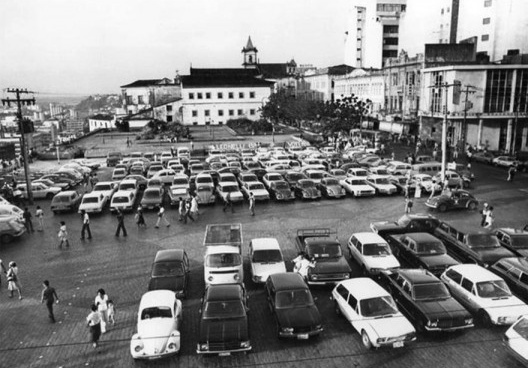 Foto da praça Tomé de Souza antes da construção da sede da prefeitura sendo usada como estacionamento