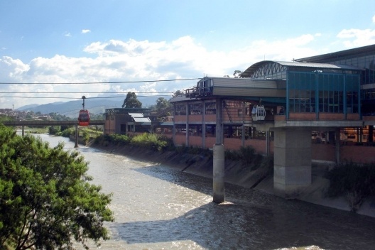 Estação intermodal trem-teleférico