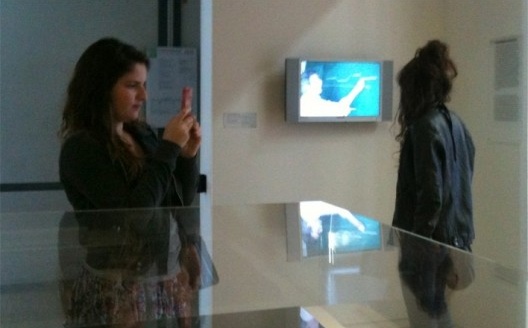 Helena Guerra na sala monográfica de Paulo Mendes da Rocha, Centre Pompidou (Beaubourg), Paris