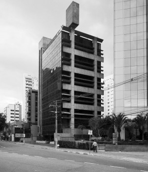 Edifício no Itaim. Arquiteto Paulo Mendes da Rocha