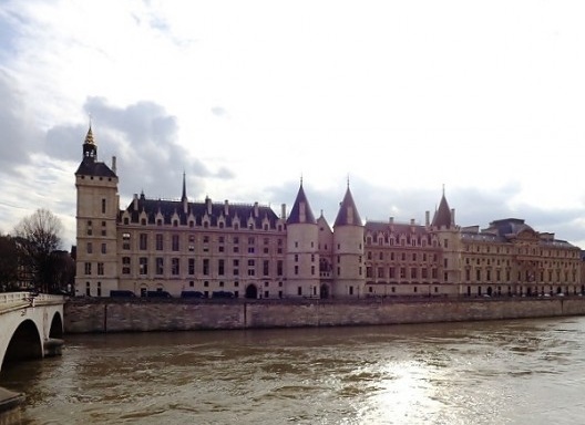 Fachadas da Conciergerie e do Palácio junto ao rio Sena