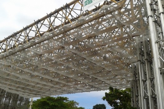 Estrutura temporária em montagem para evento em Copacabana