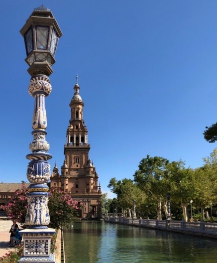 Aníbal González, Plaza de España, adjacente ao Parque de María Luisa, inaugurada por ocasião da Exposição Ibero-americana de 1928