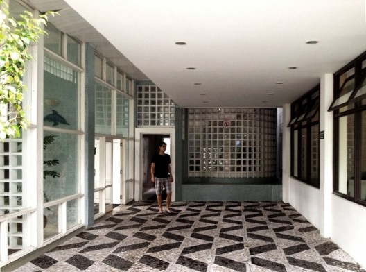 Edifício Caiobá, entrada principal em 2015