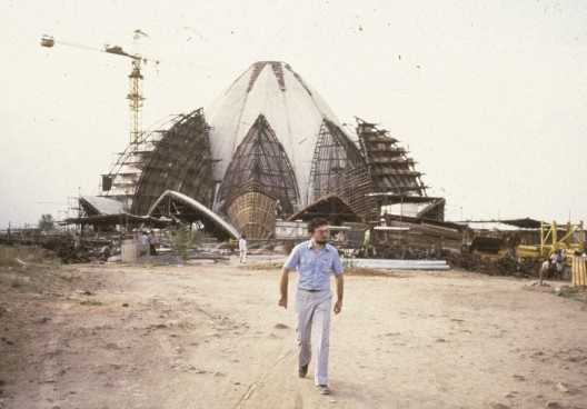 O Arquiteto Fariborz Sahba no canteiro de obras