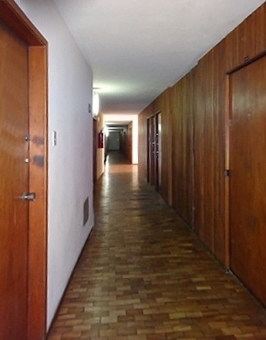 Corredores de circulação, aberto no CUPA (esquerda), desprovido de luz natural no CJK (direita)