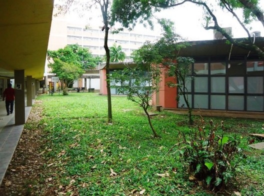 Ocupação do entre-blocos por construções alheias ao objetivo habitacional do Crusp, inviabilizando a convivência entre moradores