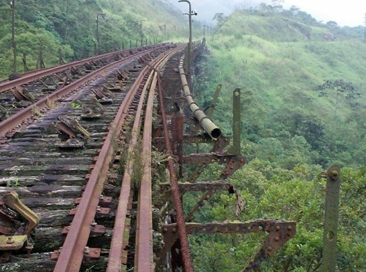 Situação de abandono em que se encontravam diversas instalações do segundo sistema funicular em 2007 e 2008
