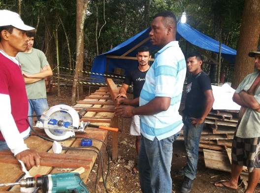 Centro Experimental Floresta Ativa - CEFA, oficina com Louro Santos, montagem de estruturas de madeira, RESEX Tapajó-Arapiuns PA. Arquiteta Cristina Xavier