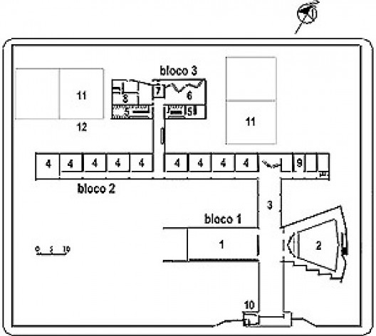 Planta esquemática: 1. pátio; 2. auditório; 3. circulação coberta; 4. sala de aula; 5. sanitários; 6. refeitório; 7. depósito; 8. salas de apoio; 9. administração; 10. guarita; 11. quadras de esporte; 12. reservatório