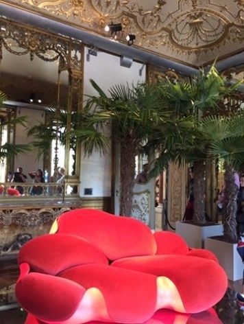 Fuori Saloni, Louis Vuitton, Objets Nomades, Corso Venezia. Entre os objetos recentemente adicionados à coleção, está o sofá Bomboca dos Irmãos Campana, onde cada parte pode ser usada separada do todo, como um puff