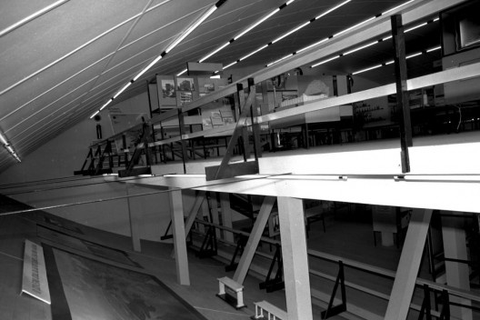 Outro ângulo interno do Pavilhão, destacando a solução do corte e os tirantes que auxiliavam a liberação da planta superior