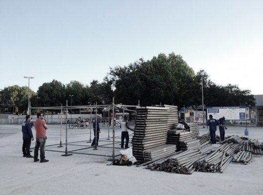 Cota 10, na praça XV, Rio de Janeiro, montagem da estrutura. Grua arquitetos