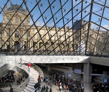 Pirâmide do Louvre, Paris. Arquiteto I. M. Pei