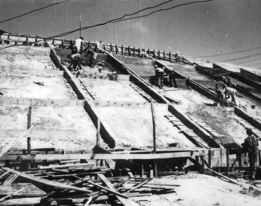 Fotografia de parte do Semicírculo Oeste: laje dupla e sistema de viga-pilar-laje disposto em posição inclinada