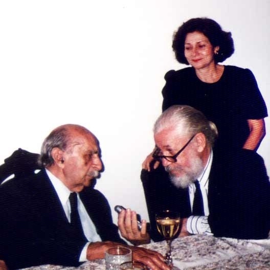 Lucio Costa e Jorge Glusberg conversando em jantar na cidade de São Paulo, 1991. Ao fundo, Laila Y. Massuh, então correspondente da revista AU em Buenos Aires