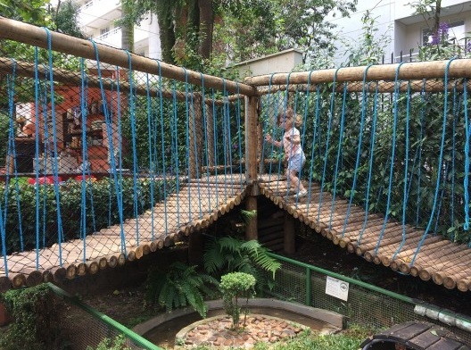 Área externa, brinquedos